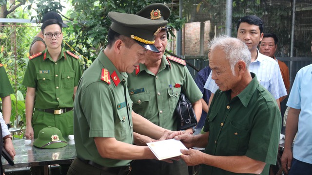 Đại tá Hà Trọng Trung, Phó Bí thư Đảng ủy, Phó Giám đốc Công an tỉnh Thái Nguyên chia sẻ, động viên thân nhân anh Phan Văn Thành. Ảnh: Công an tỉnh Thái Nguyên.
