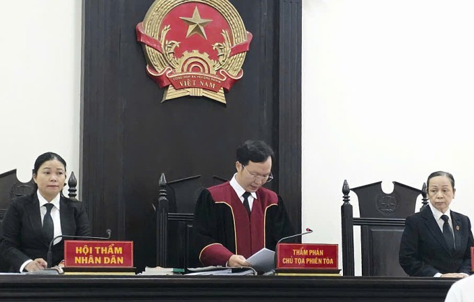 HĐXX công bố bản án, chiều 30/9. Ảnh: Bình Nguyên