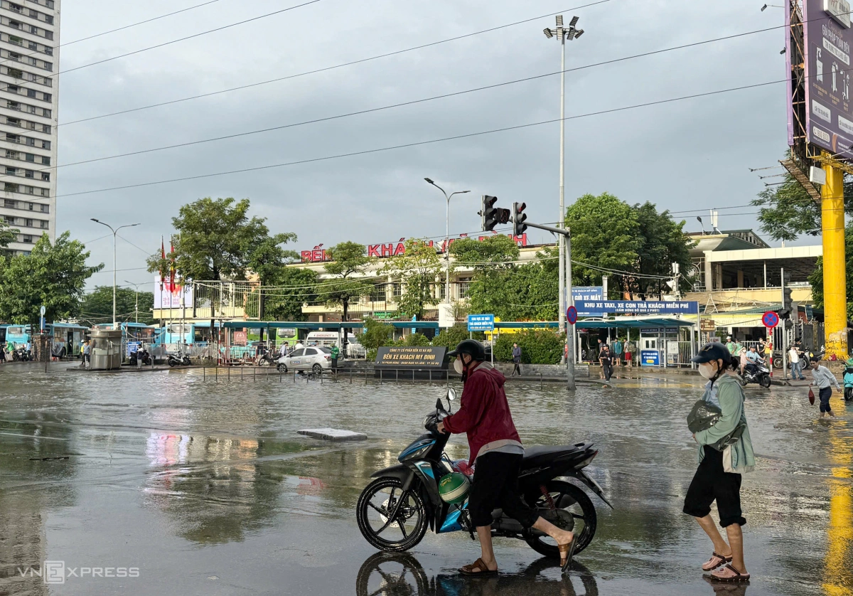 Đoạn qua bến xe Mỹ Đình nước đã rút song vẫn còn ngập tới 30 cm cổng ra vào bến. Ảnh: Lộc Chung