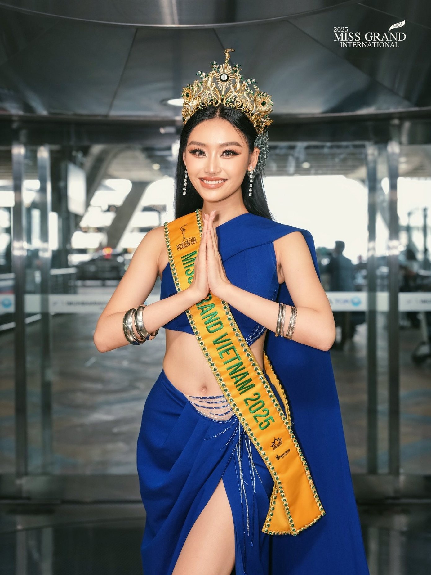 Đại diện Việt Nam - Nguyễn Thị Yến Nhi - gây ấn tượng khi diện bộ váy tông màu xanh, lấy cảm hứng từ trang phục của xứ sở chùa vàng. Điểm nhấn của thiết kế là chi tiết cut-out táo bạo khoe eo thon và đôi chân dài. Yến Nhi được đánh giá xuất hiện với thần thái rạng rỡ, tự tin giao lưu với truyền thông bằng tiếng Anh và tiếng Thái.