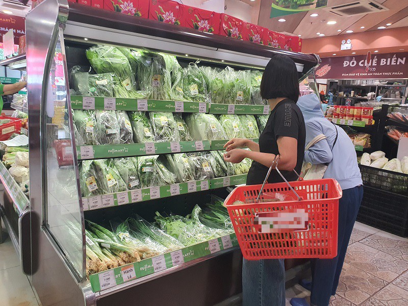 Rau xanh tại các siêu thị vẫn đầy ắp trên kệ với giá không đổi so với ngày thường.