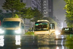 La liệt ôtô ngập nước trên đường phố Hà Nội, cứu hộ khẩn cấp xuyên đêm