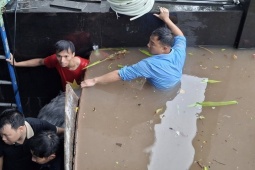 Tin tức trong ngày - Nước chảy như thác vào hầm chung cư ở Hà Nội, người dân bất lực dùng ván ngăn