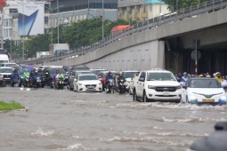 Tin tức trong ngày - Người Hà Nội vượt đường ngập, tắc đi làm