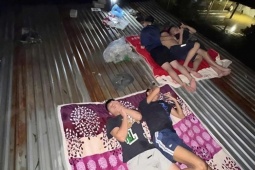 Bạn trẻ - Cuộc sống - Hình ảnh 'giấc ngủ trên mái nhà' trong vùng lũ khiến triệu người xót xa