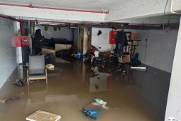 Tin tức trong ngày - Người dân Hà Nội tất bật dọn dẹp cửa hàng, bơm nước khỏi hầm ngập