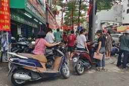 Cảnh tượng đông nghịt tại cửa hàng sửa xe máy tại Hà Nội, có nơi “đuổi bớt” khách