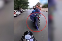 Clip: Cô gái phớt lờ lời nhắc nhở, để khăn cuốn vào bánh xe máy ngã sõng soài