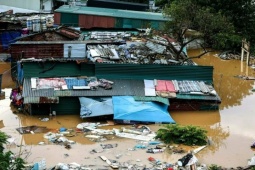 Tin tức trong ngày - Nước sông Hồng dâng cao, cuộc sống người dân ở chân cầu Long Biên đảo lộn