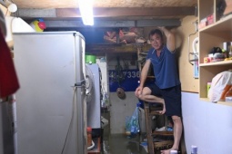 Bạn trẻ - Cuộc sống - Đêm 'khó ngủ' ở con ngõ Hà Nội ngập sâu, cả nhà 7 người chen chúc trên gác xép