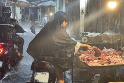 Thị trường - Tiêu dùng - Hàng quán đóng cửa, xoay xở tránh mưa ngập vì bão Bualoi