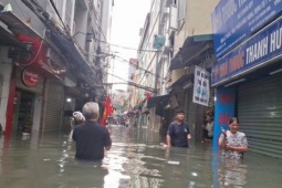 Tin tức trong ngày - VIDEO: Sáng nay nhiều điểm tại Hà Nội vẫn ngập nặng, người dân lội nước đến thắt lưng