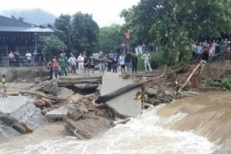 Lũ lớn khiến ao cá bất ngờ bị vỡ cuốn trôi 4 người đứng trên bờ