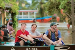 Cần làm gì khi đi du lịch gặp mưa bão, lũ lụt bất chợt?