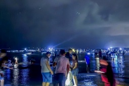 Cả làng rủ nhau mang bao tải, soi đèn săn ‘lộc biển’ ở Ninh Bình