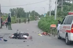 Clip xe máy va chạm với xe tải, hai người thương vong ở TPHCM