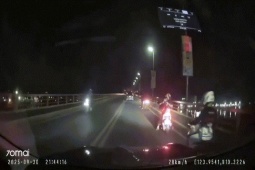 Thế giới - Khoảnh khắc cầu vượt biển rung lắc do động đất ở Philippines