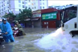 Tin tức trong ngày - Những thước phim ám ảnh do ngập lụt ngày 30/9 tại Hà Nội