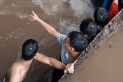 Tin tức trong ngày - Nước chảy như thác vào hầm chung cư ở Hà Nội, người dân bất lực dùng ván ngăn