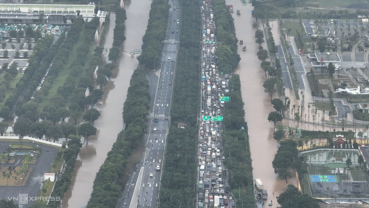 Ùn tắc trên đại lộ Thăng Long chiều từ các khu đô thị phía tây về trung tâm. Ảnh: Ngọc Thành
