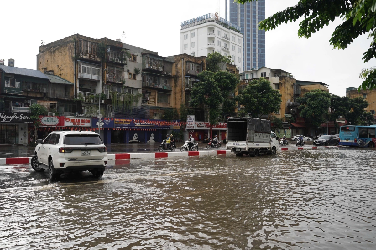 Một số phương tiện quay đầu tránh đoạn ngập. Ảnh: Hoàng Giang