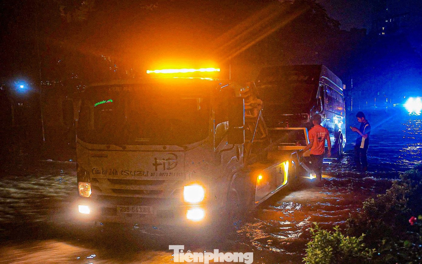 La liệt ôtô ngập nước trên đường phố Hà Nội, cứu hộ khẩn cấp xuyên đêm - 10