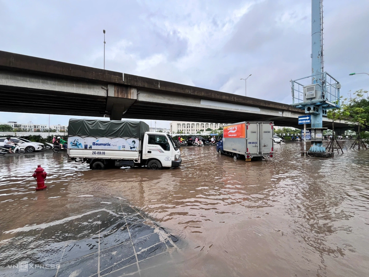 Hai chiếc xe tải chết máy từ trưa 30/9 đến nay chưa gọi được cứu hộ, lái và phụ xe phải ở lại trông hàng. Ảnh: Huy Mạnh