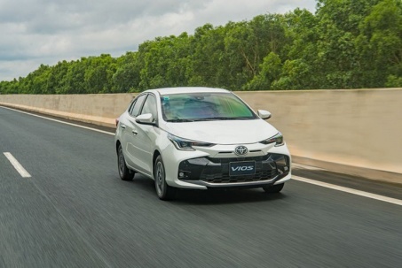 Giá xe Toyota Vios lăn bánh tháng 10/2025, ưu đãi 100% phí trước bạ