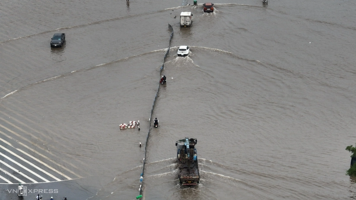 Người Hà Nội vượt đường ngập, tắc đi làm - 8