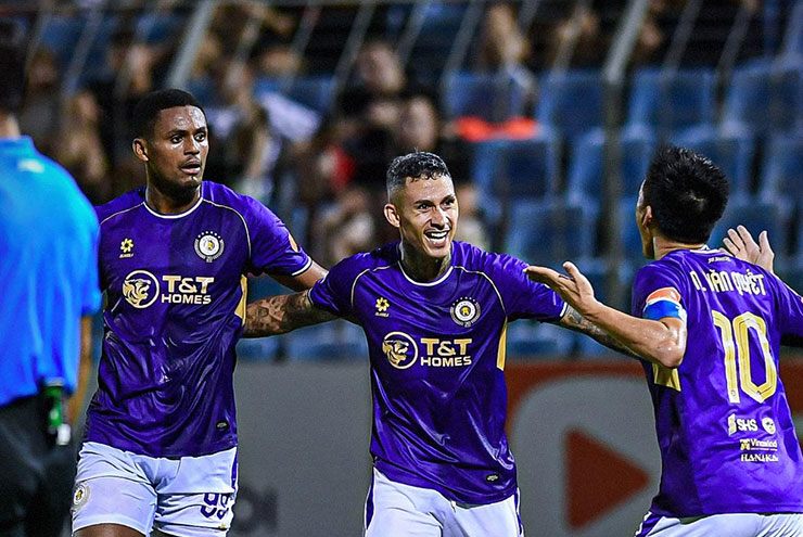 Hà Nội tận dụng triệt để cơ hội ghi bàn ở cuối hiệp 1, với 2 pha kiến tạo dành cho Passira (trái)