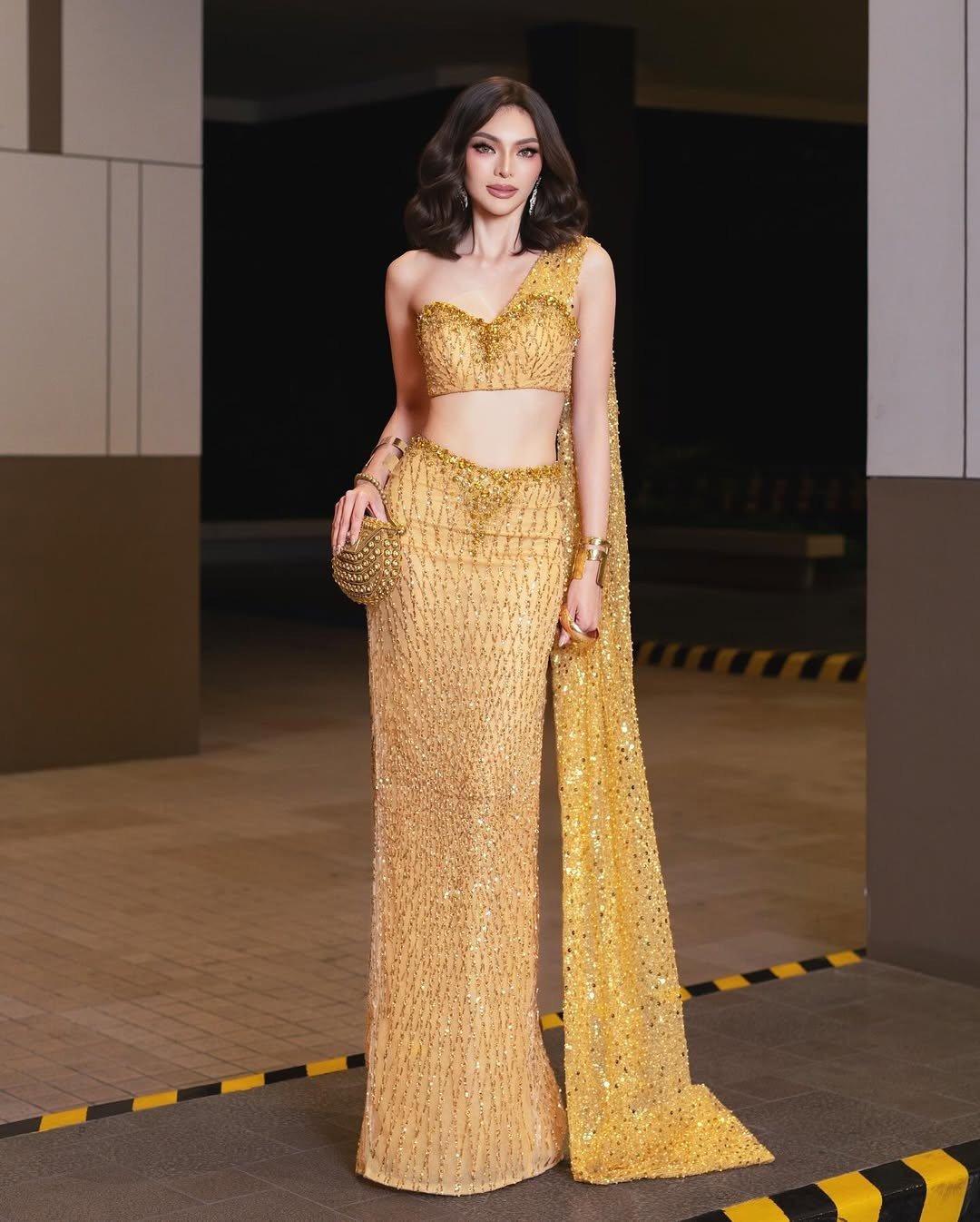 Người đẹp Philippines gây chú ý trong ngày nhập cuộc với bộ váy dạ hội màu vàng gold, đính kết lấp lánh, khoe eo thon.