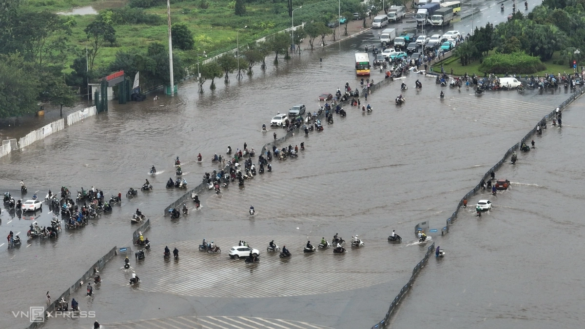 Người Hà Nội vượt đường ngập, tắc đi làm - 7