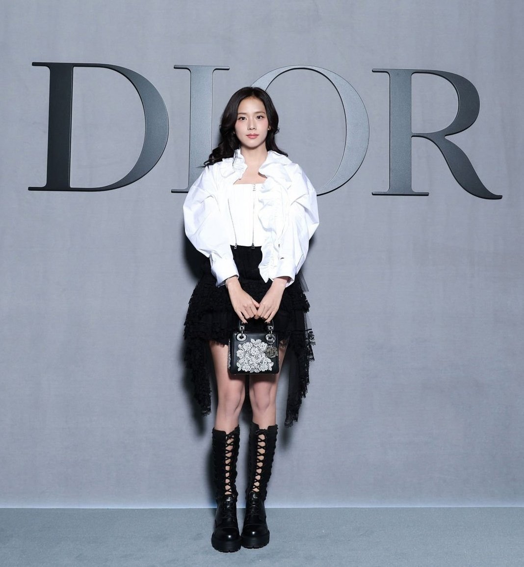 Trong nửa thập kỷ đồng hành cùng nhà mốt Dior tại Paris Fashion Week, nàng thơ xứ Hàn gắn liền với các gam màu trung tính như đen, trắng, mang hơi hướng sắc sảo, quyền lực.
