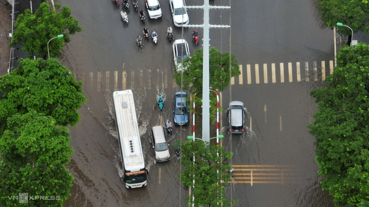 Dòng xe lội nước trên đường Mễ Trì. Ảnh: Ngọc Thành