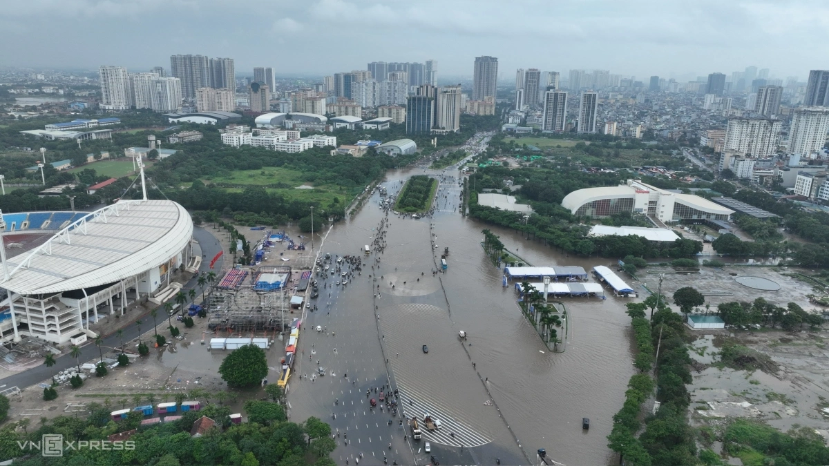 Đoạn qua sân vận động Mỹ Đình vẫn ngập nửa mét kéo dài 200 m. Người dân di chuyển qua đây khó khăn hoặc phải quay đầu tìm hướng khác. Ảnh: Thanh Hải