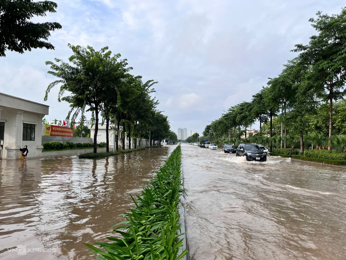 Đường Phạm Tu nối Nguyễn Xiển đến Xa La ngập gần nửa mét kéo dài 1 km ở cả hai chiều. Ảnh: Huy Mạnh