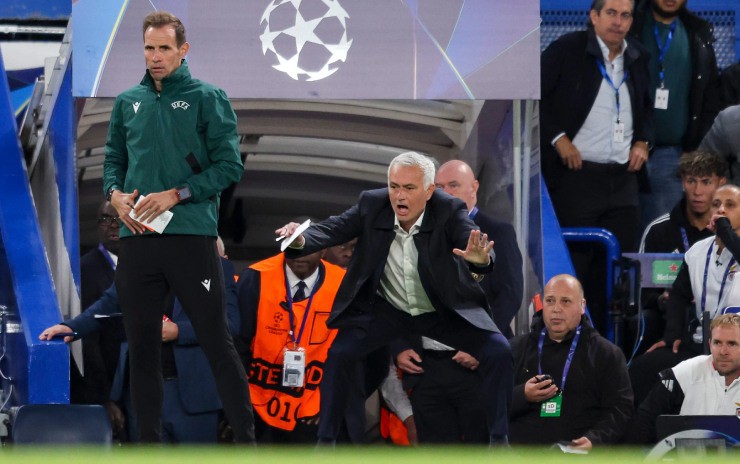 HLV Mourinho cố gắng xoay chuyển tình thế nhưng bất thành