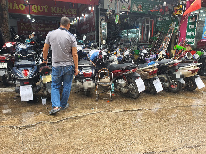 Những chiếc xe bị chết máy đều được dán giấy phía sau, chờ tới lượt.