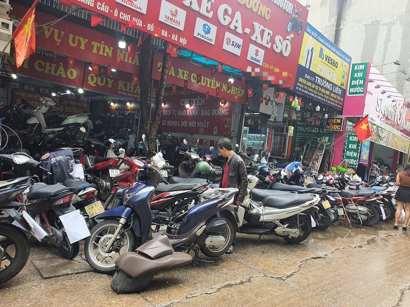 Hàng chục chiếc xe bị hư hỏng phải mang đi sửa.