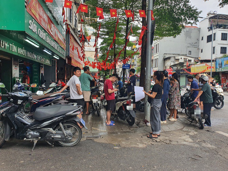 Xe chết máy dựng kín vỉa hè chờ sửa.