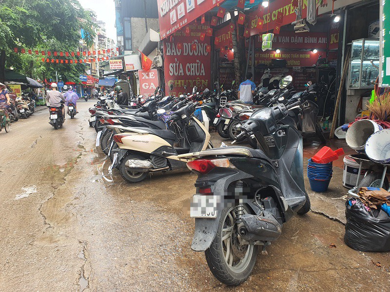 Cửa hàng chật kín, không còn chỗ để.