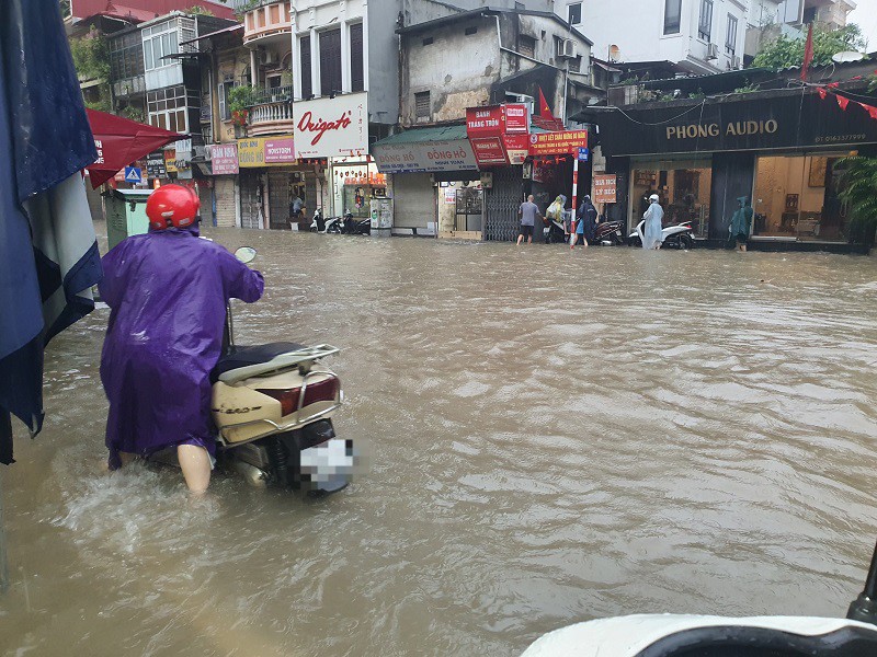 Nhiều tuyến phố Hà Nội ngập sâu sau mưa lớn khiến loạt xe máy bị chết máy.