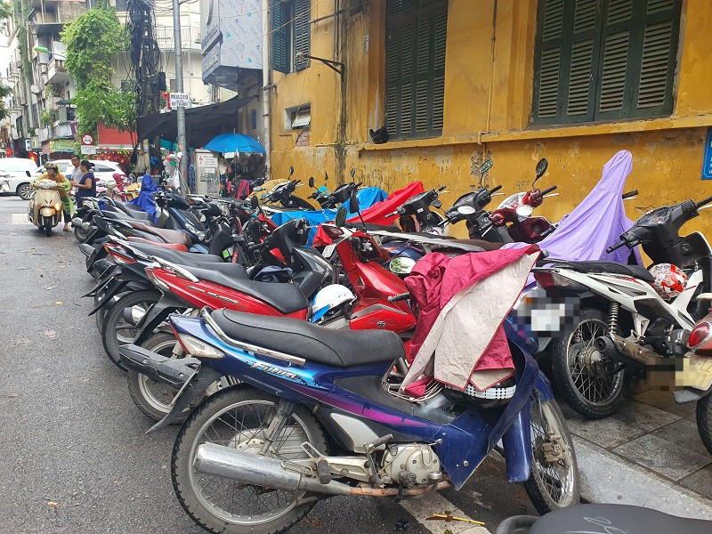 Loạt hàng gửi xe tự phát của các quán nước, quán phở, cà phê, bánh mì trông xe cho khách đến mua vàng với giá 10 nghìn đồng/xe.&nbsp;