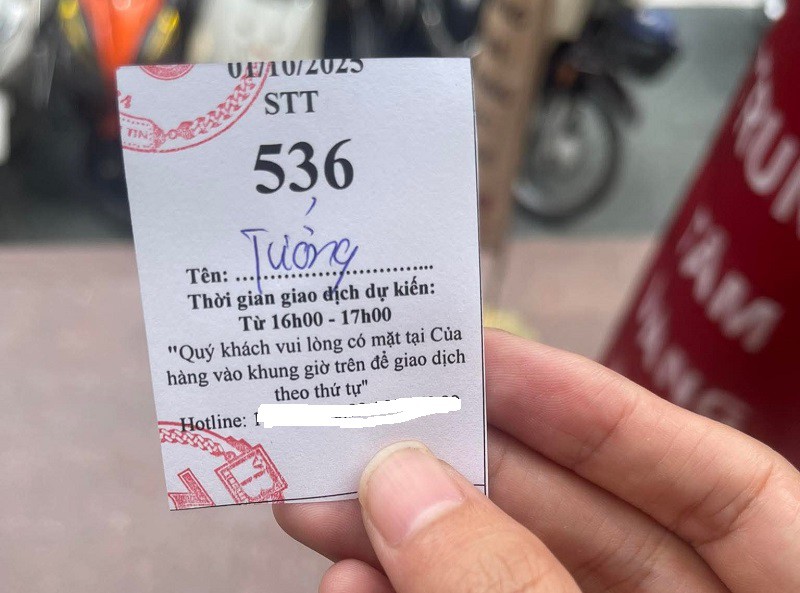 Khoảng 10 giờ sáng đã có hơn 500 người xếp hàng lấy số mua vàng tại một cửa hàng ở Cầu Giấy. (Ảnh: Chu Đô Đốc).