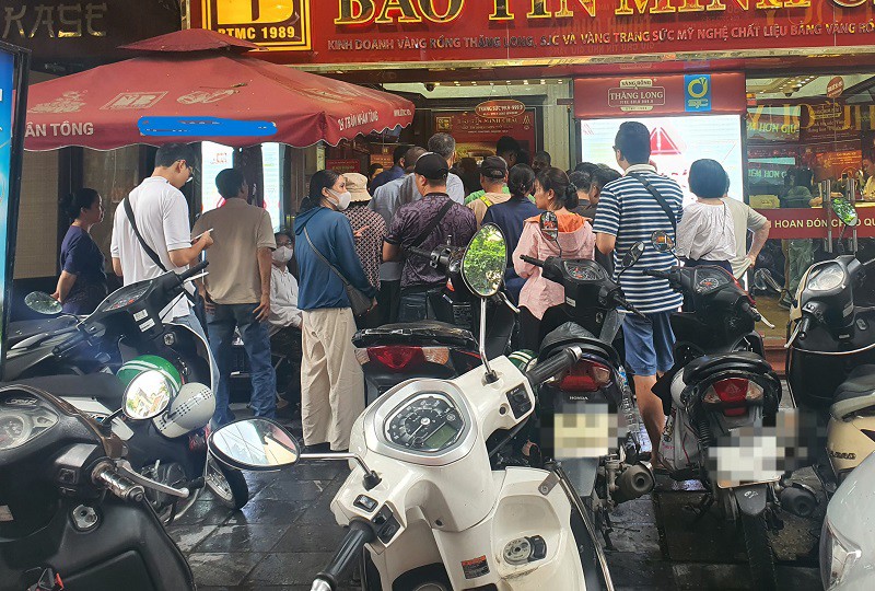 Người dân xếp hàng chờ mua vàng chật kín cửa hàng, tràn ra cả vỉa hè.