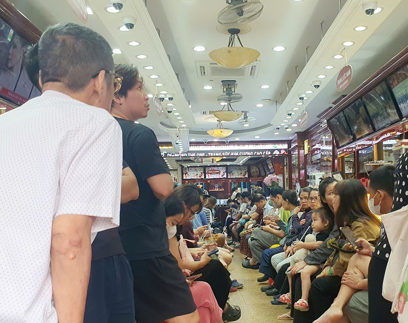 Hàng trăm người xếp hàng mua vàng trong ngày hôm nay tại Hà Nội.