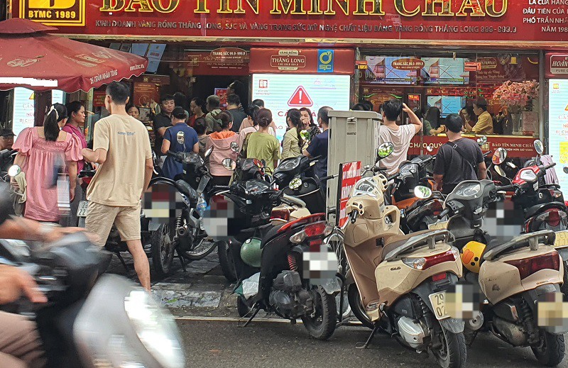 Bảo Tín Minh Châu hôm nay bán cho mỗi người 5 chỉ vàng nhẫn thay vì 2 chỉ như một vài ngày trước đây.