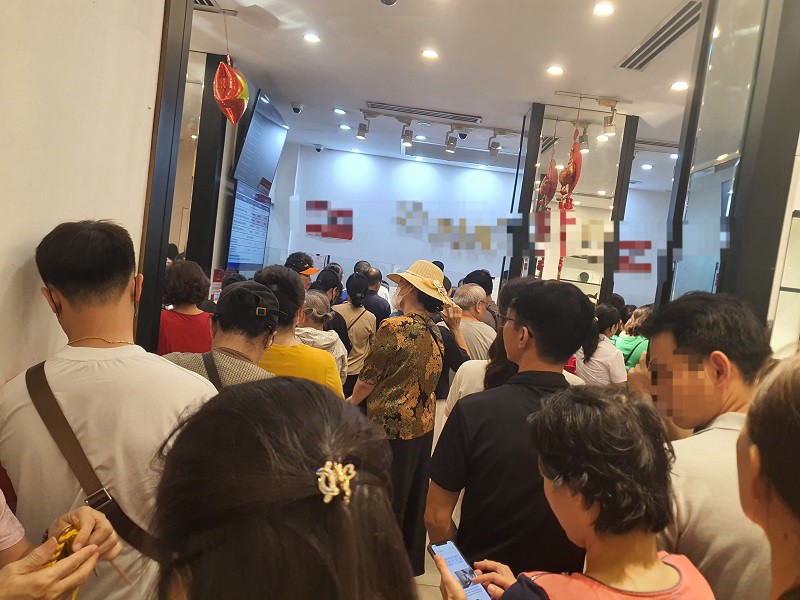 Người dân xếp hàng chờ mua vàng vào ngày 30/9/2025.