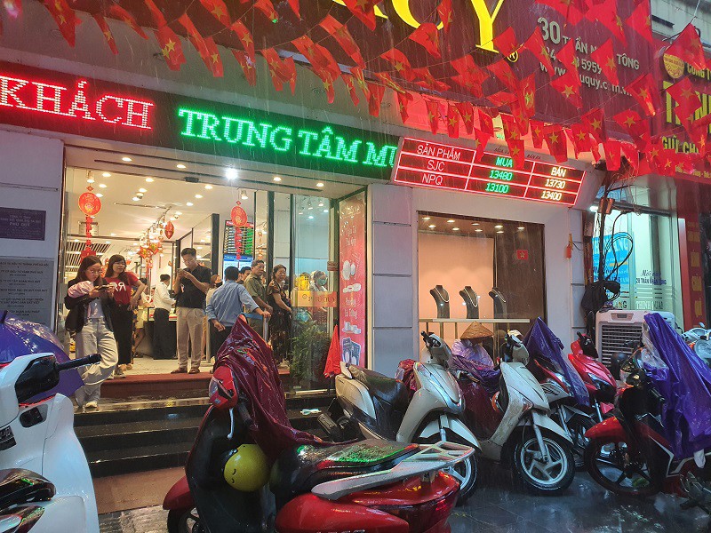 Giá vàng ngày càng tăng cao khiến cả người cho vay và người đi vay đều khó xử.