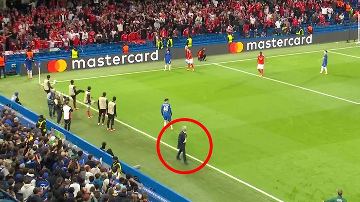 Mourinho phải ra can thiệp để trận đấu được tiếp tục